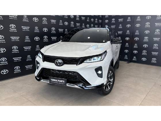 TOYOTA HILUX SW4 2.8 D-4D TURBO DIESEL DIAMOND 7L 4X4 AUTOMÁTICO TOYOTA HILUX SW4 2.8 D-4D TURBO DIESEL DIAMOND 7L 4X4 AUTOMÁTICO